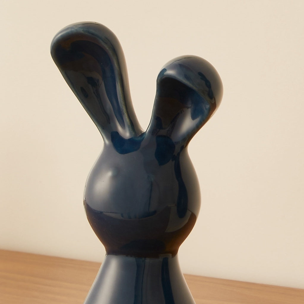 ESCULTURA COELHO EM CERAMICA AZUL